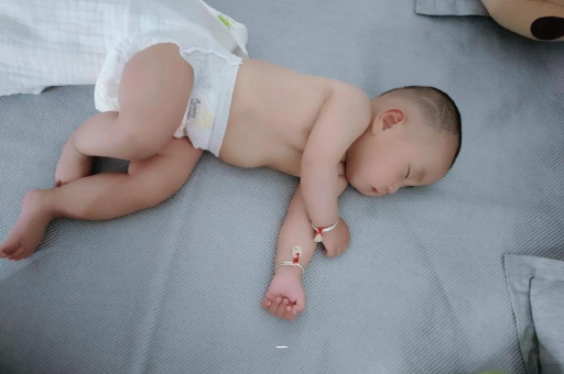 惠东宝宝胳膊上起红疙瘩